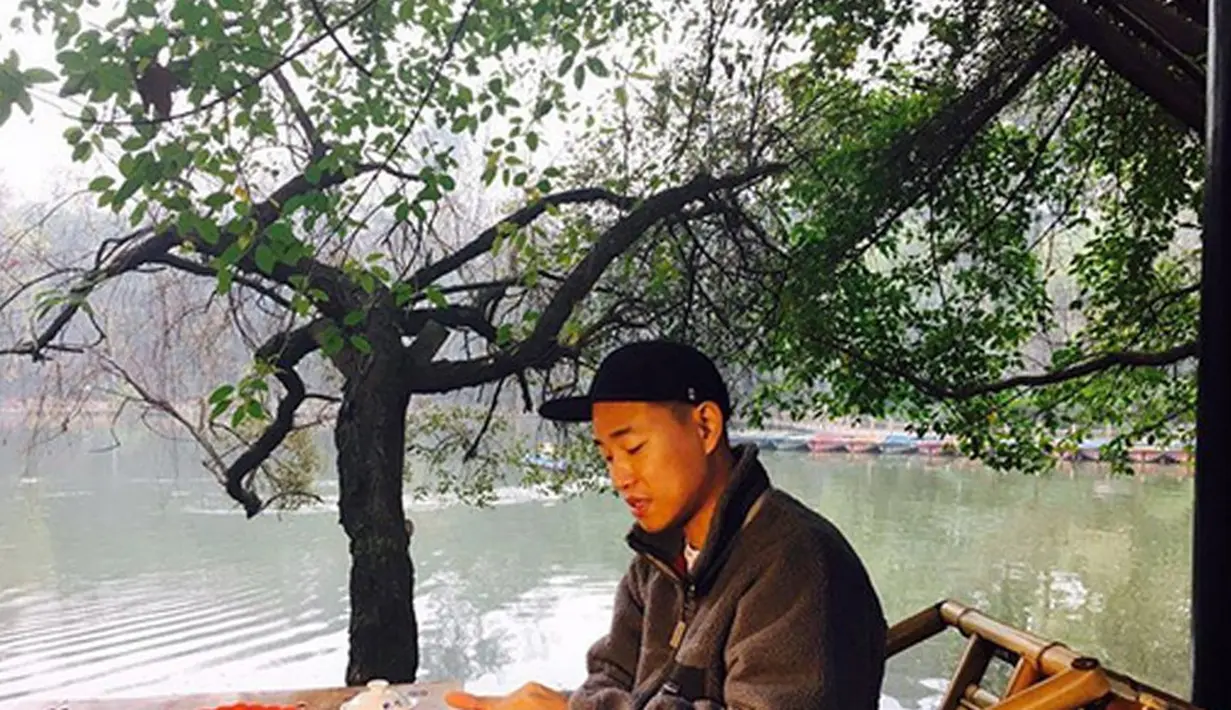 Kang Gary, baru saja memberikan kabar bahagianya. Lewat unggahan foto dan tulisan di akun Instagramnya, Kang Gary mengumumkan soal pernikahannya yang terbilang sembunyi-sembunyi ini. (Instagram/kang_gary8888)