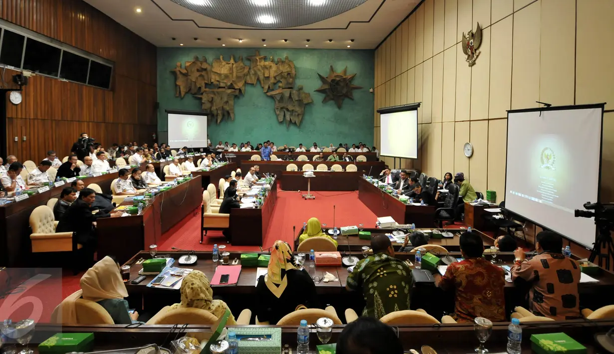 Suasana Rapat Dengar Pendapat di Komisi V, Senayan, Jakarta, Rabu (13/1/2015). Rapat membahas evaluasi sarana dan prasarana transportasi hari raya Natal tahun 2015 dan tahun baru 2016. (Liputan6.com/Johan Tallo)
