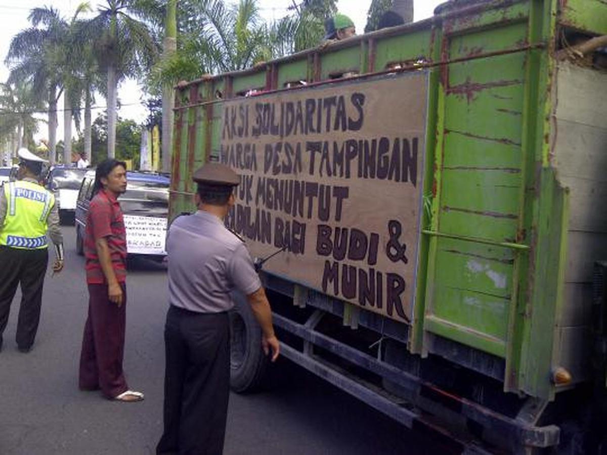 Ratusan warga bawa keranda mayat dan kambing ke PN Mungkid
