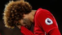 Gelandang Manchester United Marouane Fellaini kecewa saat melakukan pelanggaran terhadap Idrissa Gueye yang membuat Everton mendapatkan penalti di Goodison Park, Liverpool, Minggu (4/12/2016). (Reuters/Andrew Yates)