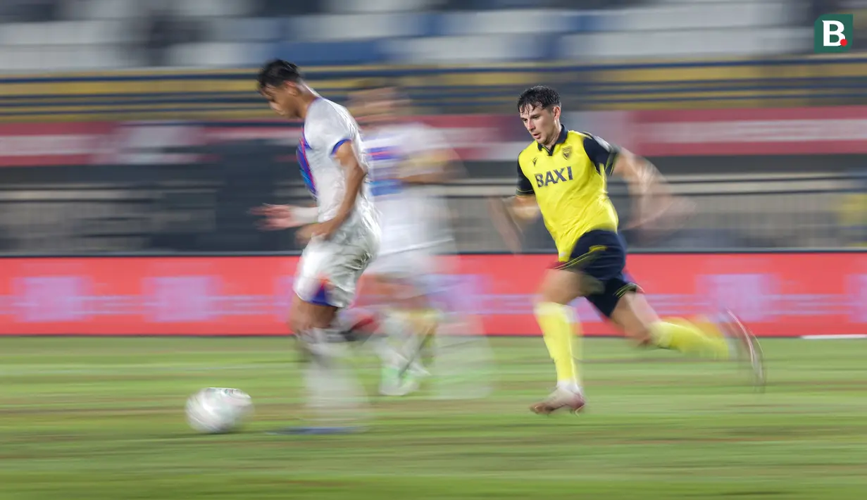 <p>Pemain&nbsp;Oxford United dan Port FC berebut bola pada final Piala Presiden 2025&nbsp;di Stadion Si Jalak Harupat, Kabupaten Bandung, pada Minggu (13/7/2025) malam WIB. (Bola.com/Bagaskara Lazuardi)</p>