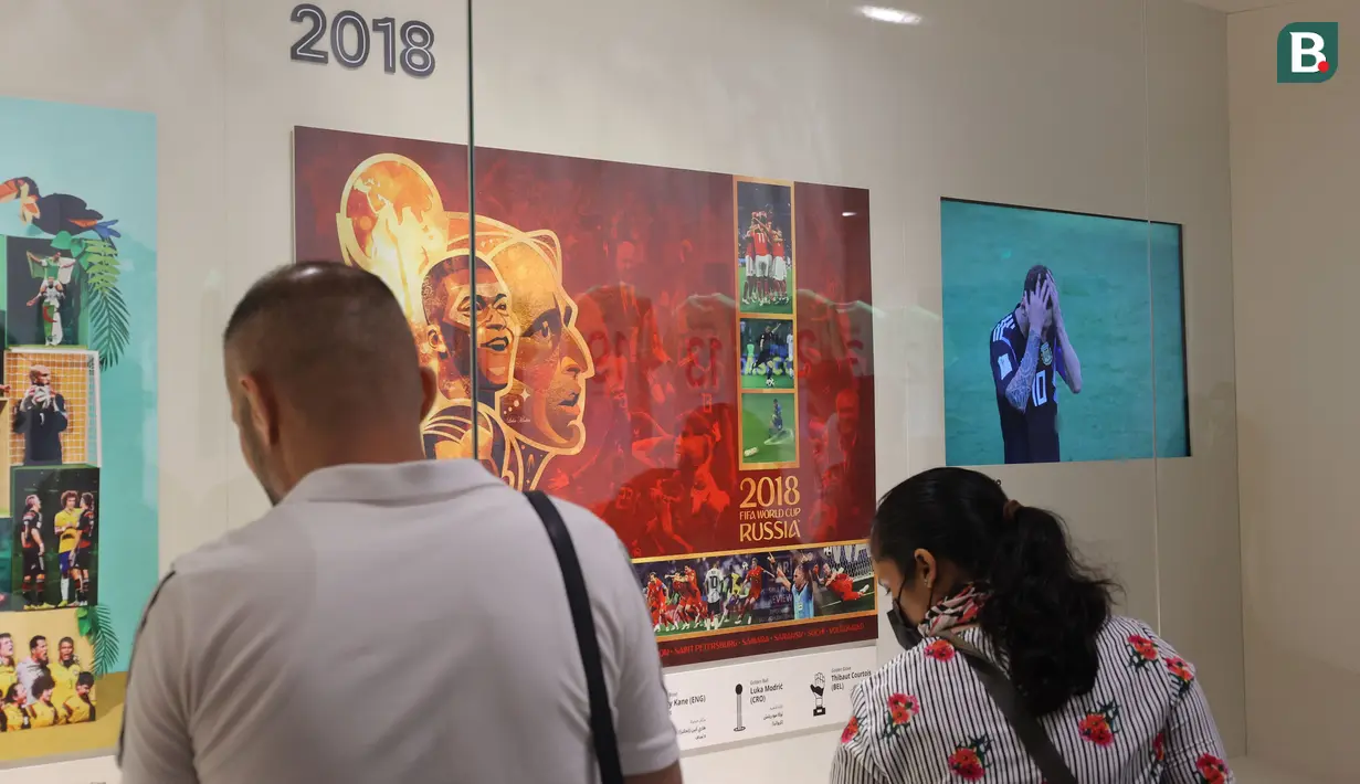 Kemudian ada pernak-pernik dari Piala Dunia sejak edisi pertama 1930 hingga 2018 yang diperlihatkan di museum mini tersebut. Mulai dari bola, maskot, sarung tangan, dan masih banyak yang lain. (Bola.com/Ade Yusuf Satria)