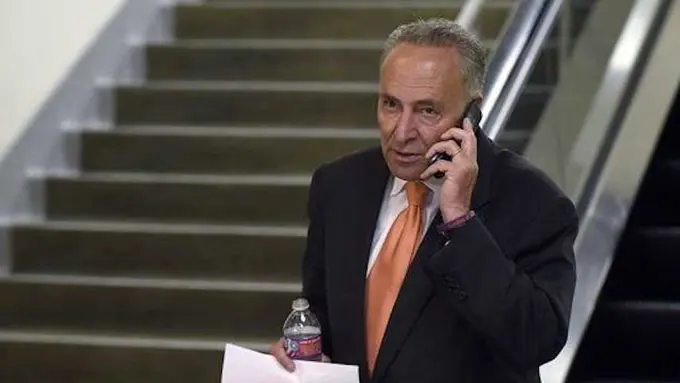 4 Orang Tersukses di Dunia yang Masih Menggunakan Ponsel Jadul