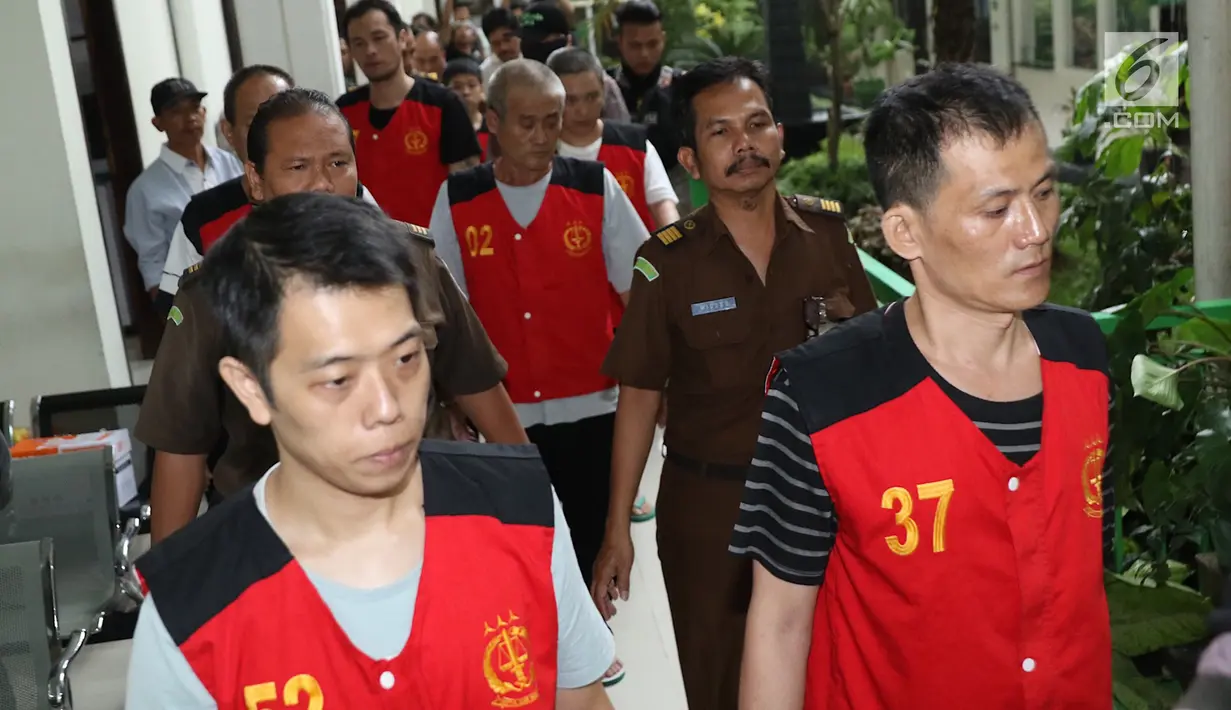 Terdakwa kasus penyeludupan 1 ton sabu asal Taiwan usai menjalani sidang tuntutan di Pengadilan Negeri Jakarta Selatan, Rabu (7/3). Sidang kembali ditunda karena Jaksa Penuntut Umum (JPU) belum selesai menyusun tuntutan. (Liputan6.com/Immanuel Antonius)