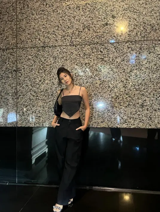 Ia juga tampak menggemaskan dengan scarf top yang sederhana. [Foto: Instagram/ SheninaCinnamon]