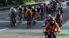 Warga bersepeda saat libur Hari Lahir Pancasila di kawasan Jalan Jenderal Sudirman, Jakarta, Kamis (1/6/2023). Warga memanfatkan waktu senggang pada libur Hari Lahir Pancasila untuk berolahraga dengan bersepeda dan lari. (Liputan6.com/Johan Tallo)