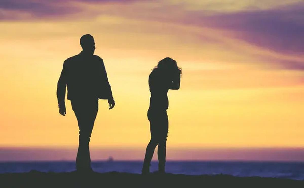 5 Perilaku Ini Bisa Merusak Hubungan dan Bikin Pasangan Merasa Tertekan, Jangan Dilakukan