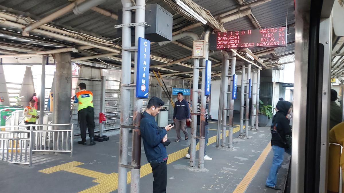 Perjalanan Commuterline Terkendala Gara-Gara KRL Anjlok di Stasiun Jakarta Kota