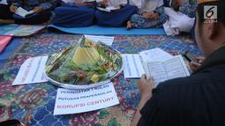 Masyarakat Anti Korupsi Indonesia berdoa pada peringatan satu bulan putusan praperadilan Bank Century di depan Gedung KPK, Jakarta, Kamis (10/5). MAKI berharap KPK segera menetapkan tersangka baru kasus Century. (Liputan6.com/Helmi Fithriansyah)