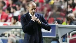 Pelatih Juventus, Massimiliano Allegri, tertunduk lesu setelah laga melawan Benfica pada laga Liga Champions di Stadion the Luz, Naples, (20/1/2023). Hukuman itu dijatuhkan oleh PSSI-nya Italia itu karena Juventus terbukti besalah dalam pelanggaran finansial. (AP Photo/Armando Franca, File)