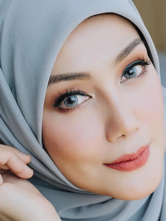 Mantan istri Engku Emran, Erra Fariza berpose saat sesi foto. Sebelum resmi dinikahi Engku Emran, ternyata Erra pernah menikah dengan Yusry bin Abdul Halim atau Yusry KRU yang digelar pada 15 Juni 2003. (instagram/errafazira) 