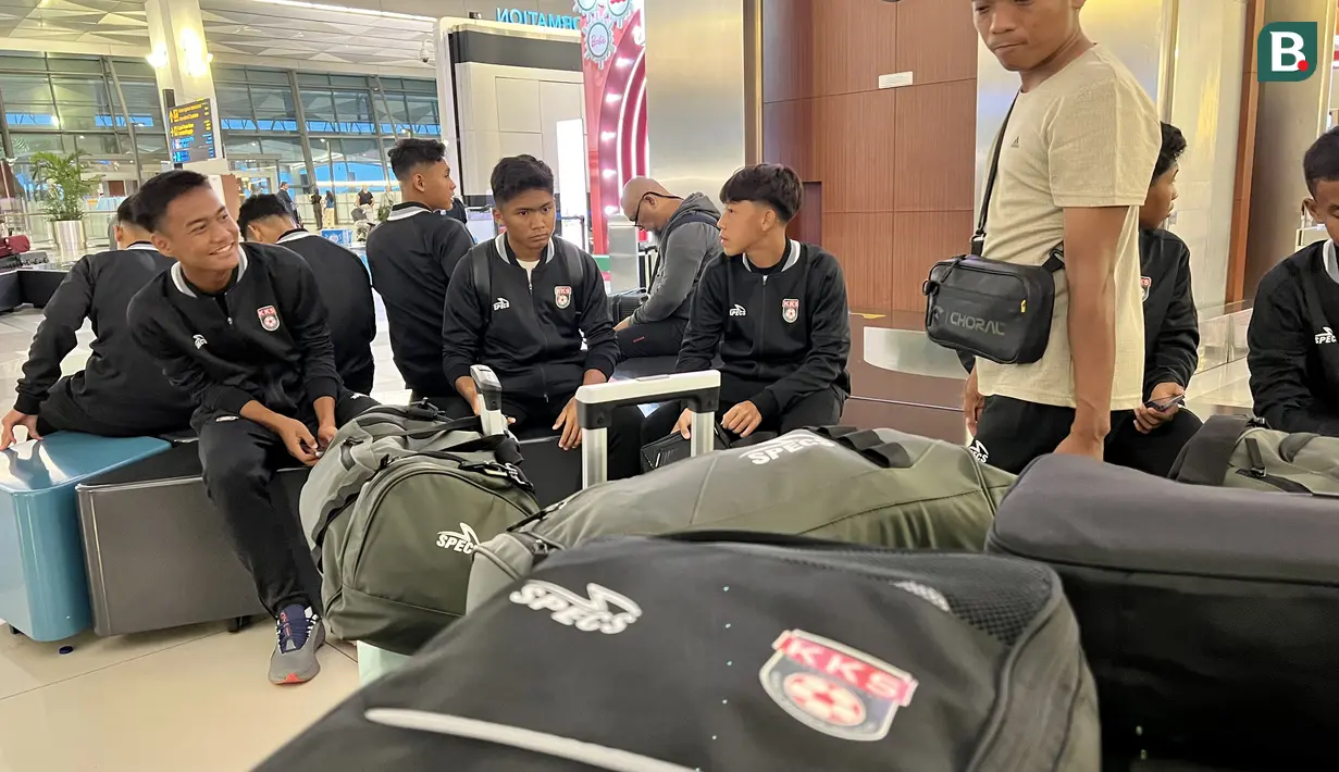 Ada kejutan tak terduga saat pemain Korea-Korea Selecao turun dari bus dan bersiap masuk ke terminal tiga Bandara Soekarno Hatta. Mereka bertemu dengan dua pemain Timnas Indonesia, Shayne Pattynama dan Calvin Verdonk.