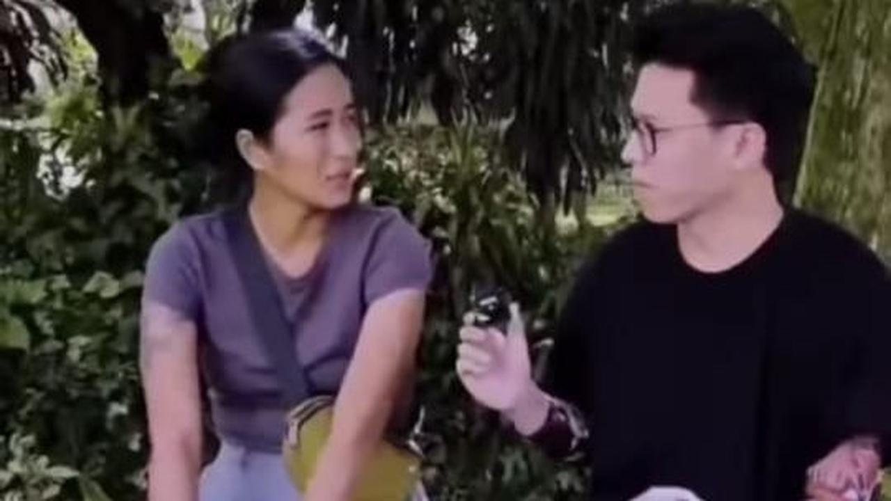 Chef Renatta kembali menjadi perbincangan di dunia maya. Hal ini saat dirinya ditanya soal penghasilan suami yang lebih kecil ketimbang istri.<br>