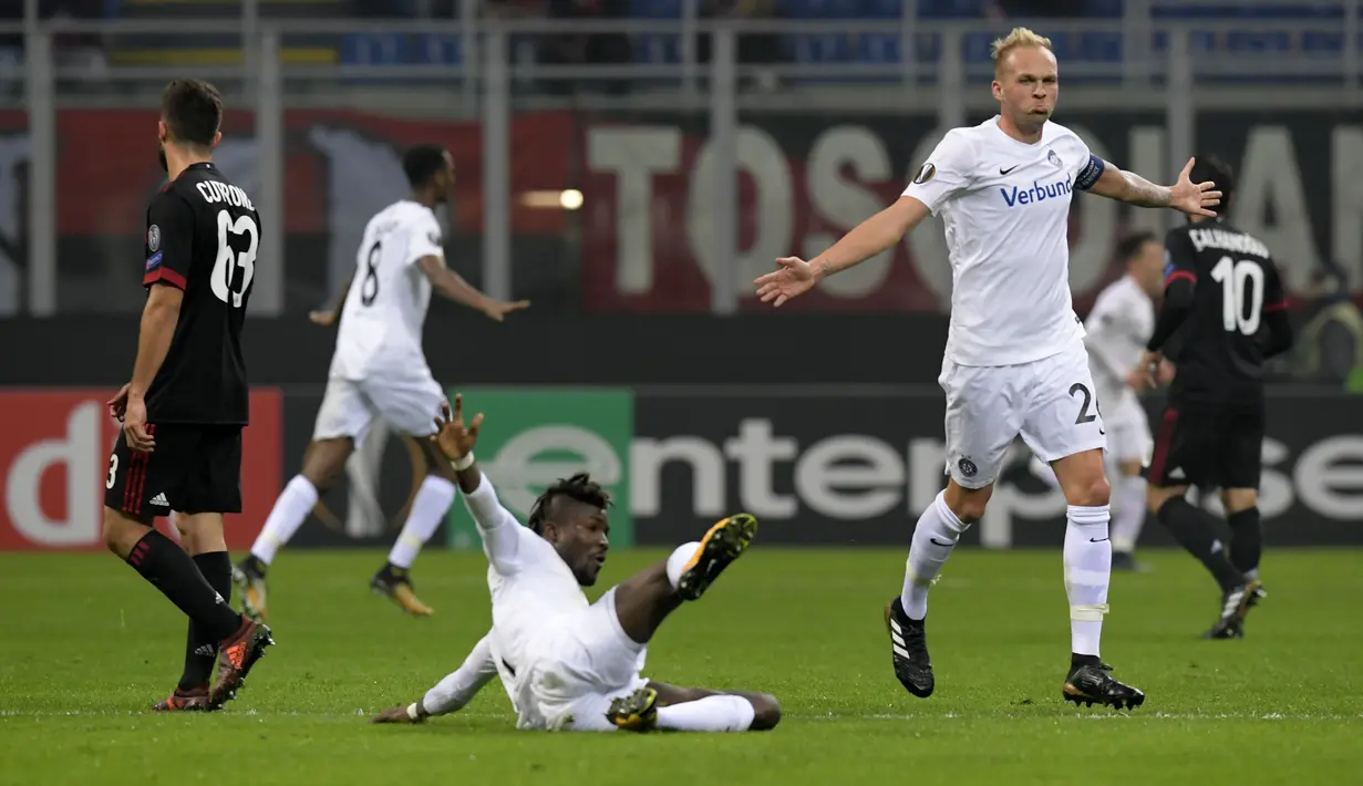 Pemain Austria Wien, Raphael Holzhauser merayakan gol ke gawang AC Milan pada laga grup D Liga Europa di San Siro stadium, Milan, (23/11/2017). Milan menang telak 5-1. (AFP/Miguel Medina)