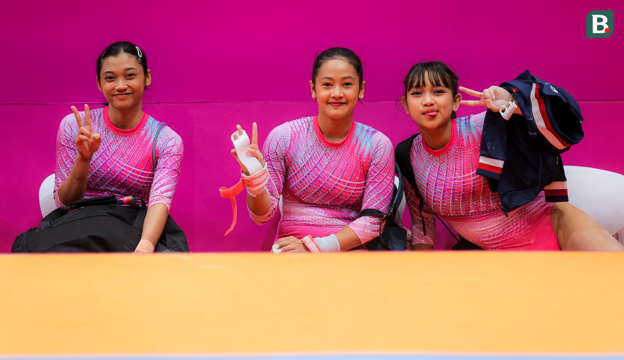 Tim senam putri Indonesia, Larasati Rengganis (kiri), Salsabilla Hadi Pamungkas (tengah), dan Alarice Mallica Prakoso (kanan) berfoto bersama saat melakukan podium training jelang Kejuaraan Dunia Gimnastik 2025 di Indonesia Arena, Senayan, Jakarta, Sabtu (18/10/2025). (Bola.com/Bagaskara Lazuardi)