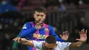 Bek Benfica Gilberto Junior (depan) bersaing dengan bek Barcelona Jordi Alba pada matchday kelima Grup E Liga Champions di Camp Nou, Rabu (24/11/2021) dini hari WIB. Barcelona hanya mampu bermain imbang 0-0 kala menjamu Benfica. (LLUIS GENE / AFP)