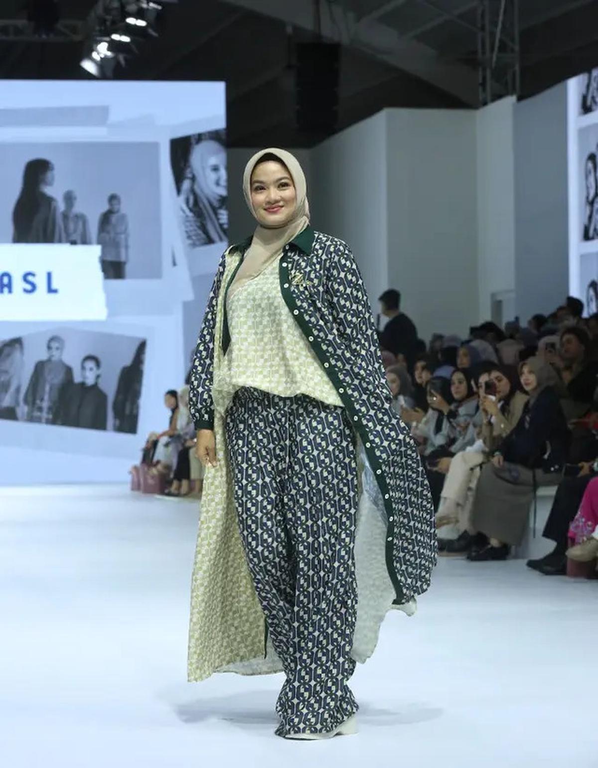 6 Pesona Titi Kamal dan Nabila Syakieb Pakai Berhijab dalam Koleksi Terbaru Zaskia Sungkar di JFW 2025