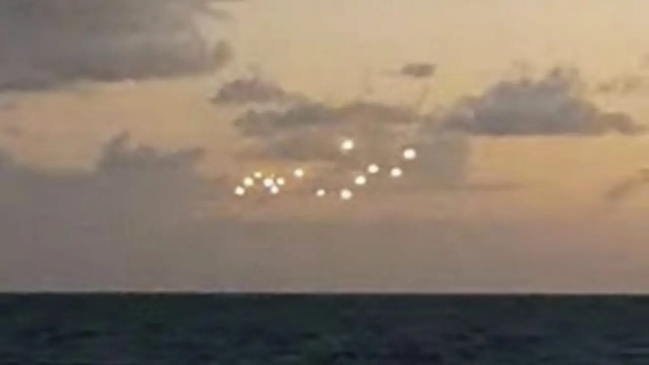 Penampakan pasukan bercahaya diduga UFO di langit Carolina Utara, AS. (William Guy/Youtube)