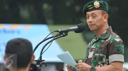 Pangkostrad Letjend TNI Mulyono memberi sambutan pada pembukaan bazar murah menyambut Idul Fitri 1436 H, di Lapangan Kostrad, Jakarta, Selasa (7/7). Bazar ini dikhususkan bagi para prajurit dan PNS di lingkungan Kostrad. (Liputan6.com/Herman Zakharia)