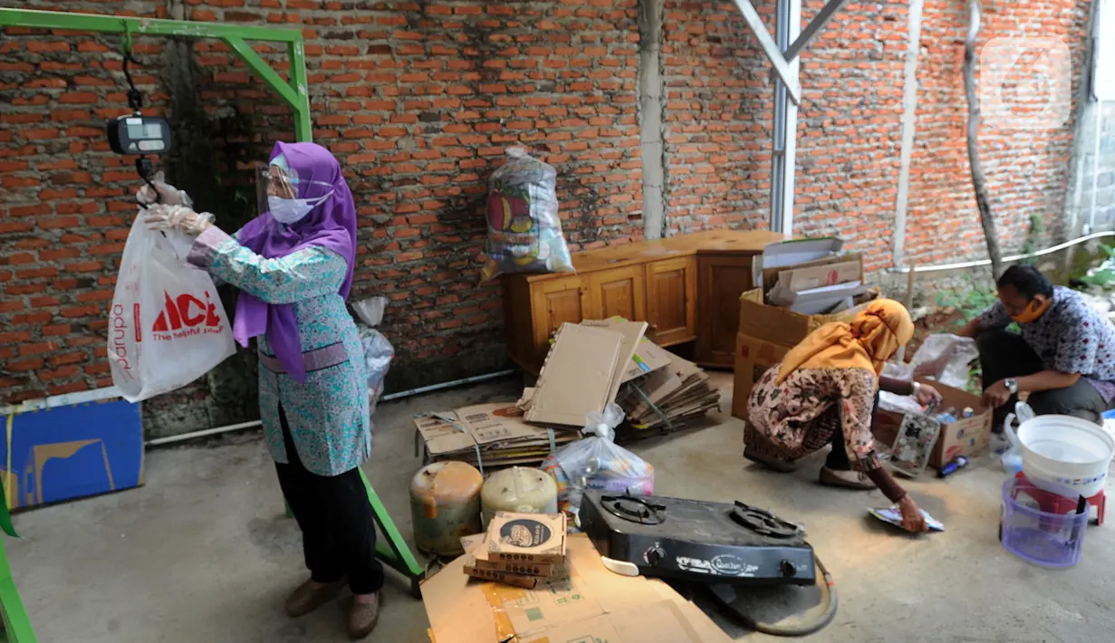 Pekerja menimbang sampah rumah tangga di bank sampah Gepe Two, Perumahan Griya Pamulang II, Tangerang Selatan, Banten, Rabu (23/12/2020). Bank sampah ini dikelola secara swadaya oleh masyarakat. (merdeka.com/Arie Basuki)
