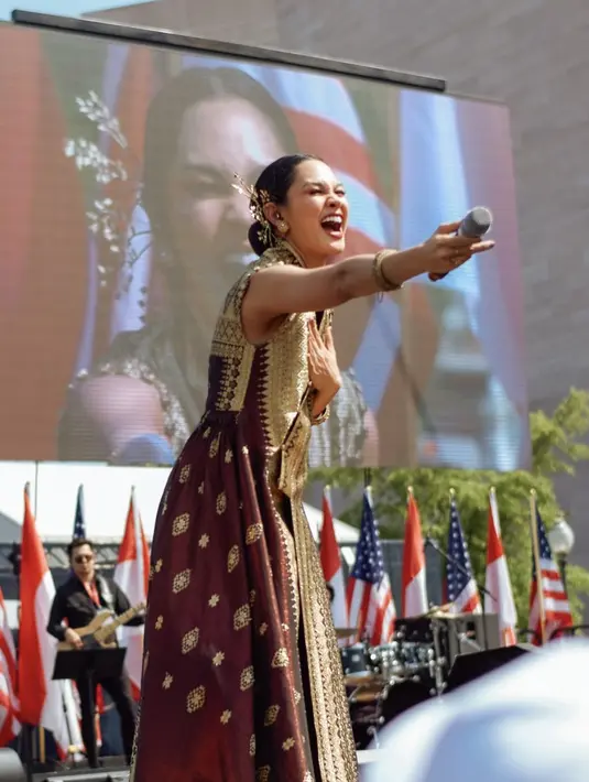 Ia kenakan gaun yang terbuat dari songket rancangan TANGAN.