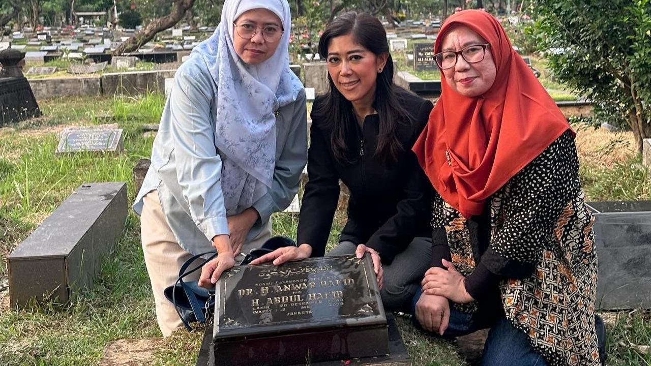 Sebelum Dilantik Jadi Menteri, Potret Meutya Hafid Ziarah Kubur Ortu 'Tetap Sehat, Lancar Rezeki dan Pekerjaannya