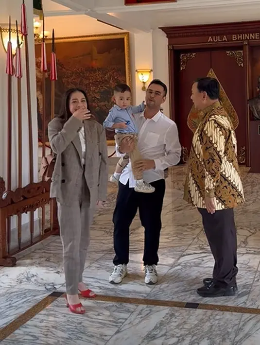 Nagita mengenakan setelan blazer dari Isabel Marant seharga total Rp29,5juta. Dengan blazer seharga Rp19,7 jutaan dan celananya Rp9,8jutaan [@raffinagita1717]