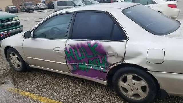 7 Cara Nyeleneh Orang Perbaiki Bodi Mobil Ini Kreatif Banget