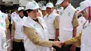 Menkes, Nila F Moeloek bersalaman dengan Rombongan Bidang Kesehatan Mudik Lebaran Tahun 2015/1436 H di Gedung Kemenkes, Jakarta, Selasa (30/6/2015).  Kemenkes juga menyediakan 21 ambulans dan delapan kendaraan khusus. (Liputan6.com/Helmi Afandi)