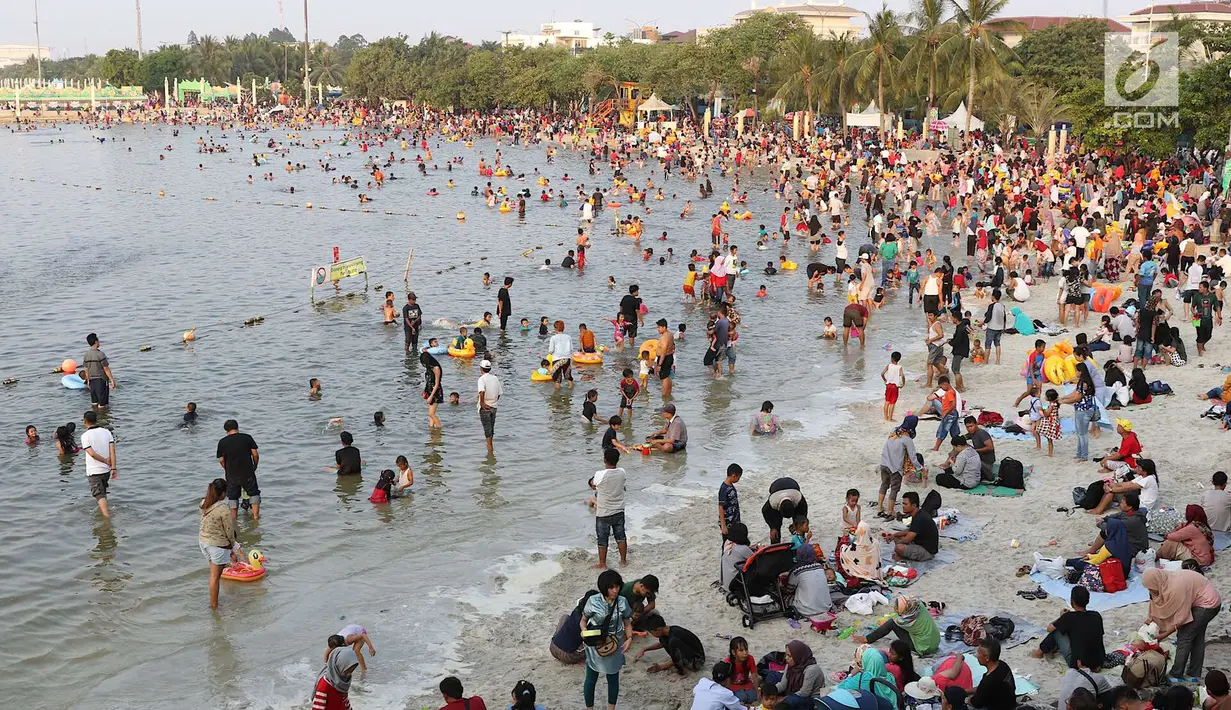 Pengunjung memadati kawasan wisata Pantai Karnaval Ancol, Jakarta, Sabtu (16/6). H+1 libur Lebaran, jumlah pengunjung di Ancol mencapai 88.143 orang. (Liputan6.com/Immanuel Antonius)