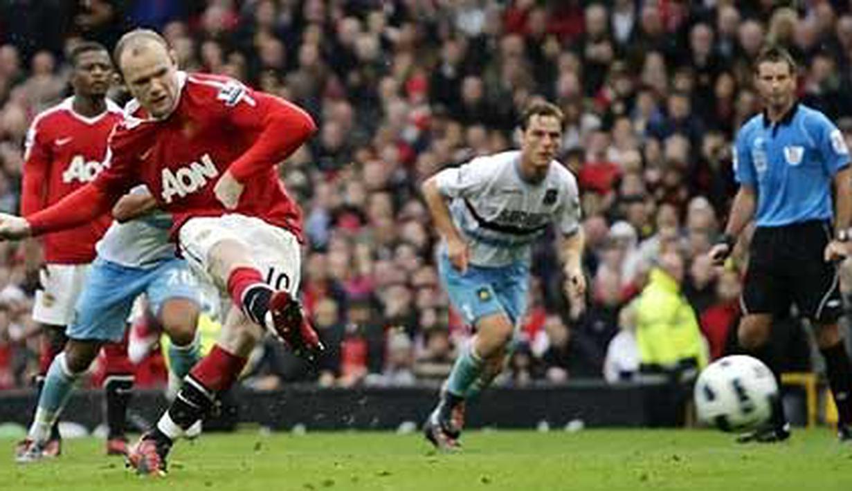 Eksekusi penalti dari Wayne Rooney yang membuka kemenangan Manchester United 3-0 atas West Ham dalam laga Liga Premier di Old Trafford, 28 Agustus 2010. AFP PHOTO/IAN KINGTON