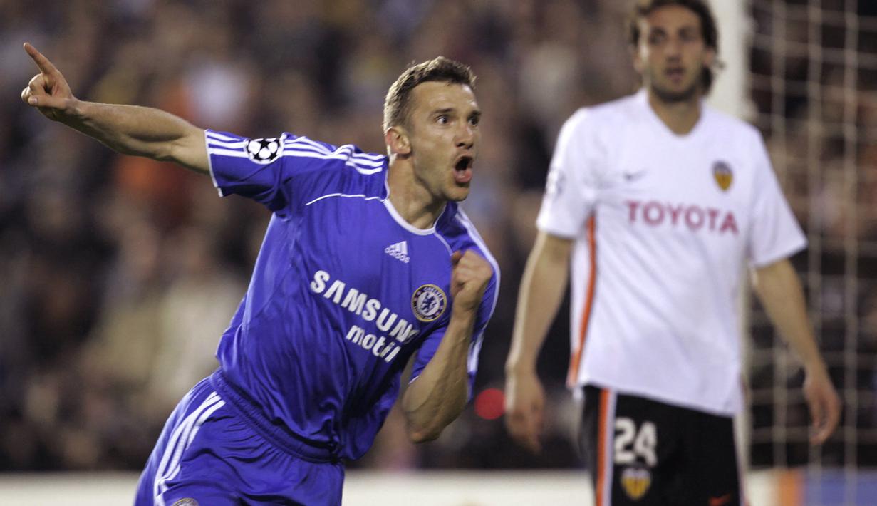 Selebrasi striker Chelsea, Andriy Shevchenko setelah mencetak gol ke gawang Valencia pada laga leg kedua babak perempatfinal Liga Champions 2006/2007 di Mestalla Stadium, Valencia (10/4/2007). Andriy Shevchenko yang pensiun pada Juli 2012 bersama Dynamo Kyiv ini total mencetak 9 gol di babak perempatfinal Liga Champions dari 14 laga. Gol-gol tersebut dicetaknya bersama Dynamo Kyiv, AC Milan dan Chelsea. (AFP/Jose Jordan)