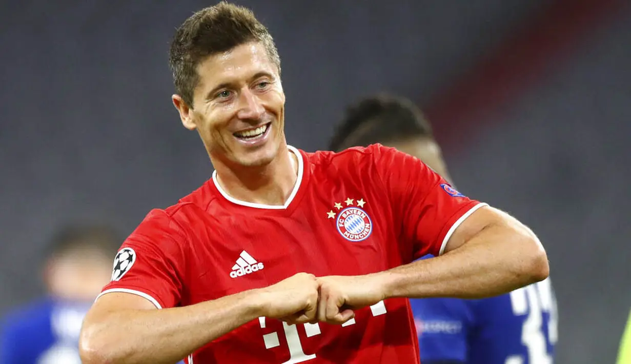 Pemain Bayern Munchen, Robert Lewandowski, melakukan selebrasi usai membobol gawang Chelsea pada laga Liga Champions di Allianz Arena, Sabtu (8/8/2020). Bayern Munchen menang 4-1 atas Chelsea. (AP/Matthias Schrader)