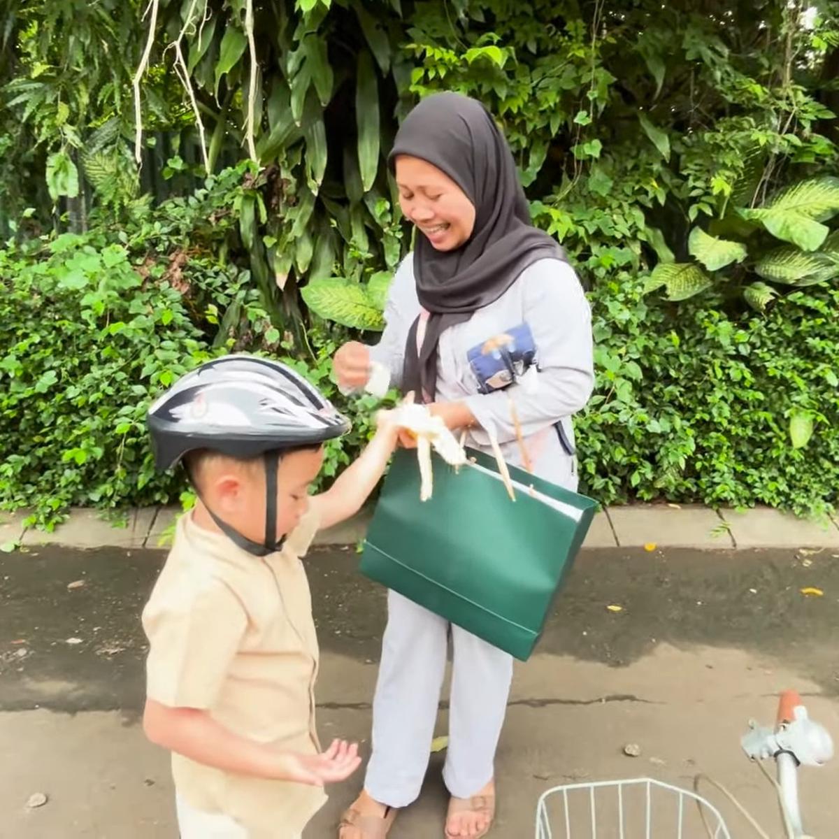 Potret Rayyanza Jatuh saat Naik Sepeda ke Masjid, Sus Rini Ngakak 'Ya Pengalaman Ja, Tantangan Ada Aja'