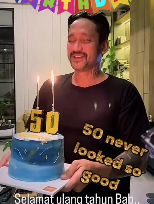 Sang istri juga membagikan momen beberapa potret di media sosialnya. Ia pun mendoakan sang suami selalu sehat di usianya yang sudah 50  tahun. Dan tercapai segala keinginannya. [Instagram/mieke_amalia]