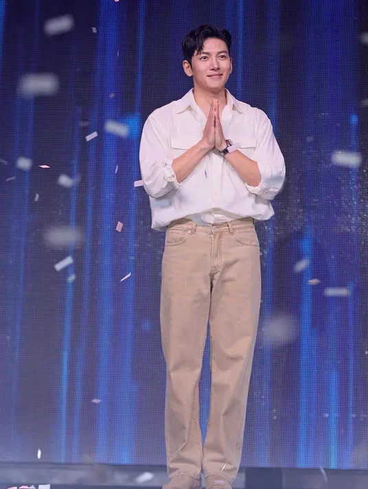 Ji Chang Wook di acara fan meetingnya. Ia tampil sederhana, namun menawan dibalut kemeja lengan panjang dengan dua kantung berwarna putih, dipadu celana jeans cokelat. [Foto: Instagram/jichangwook]