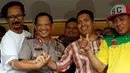 Kapolda Metro Jaya, Tito Karnavian (kedua kiri) berjabat tangan dengan para suporter usai melakukan rapat tertutup membahas persiapan laga final Piala Presiden pada 18 Oktober mendatang, Jakarta, Selasa (13/10/2015). (Liputan6.com/Yoppy Renato)