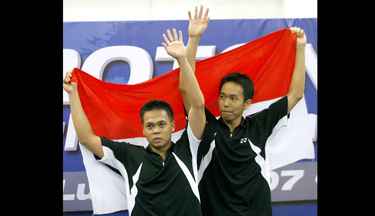 "Terima kasih sudah berpartner mulai dari nol dan sama-sama berjuang selama 12 tahun. Terima kasih Kido dan selamat jalan," imbuh Hendra Setiawan. (Foto: AFP/Tengku Bahar)