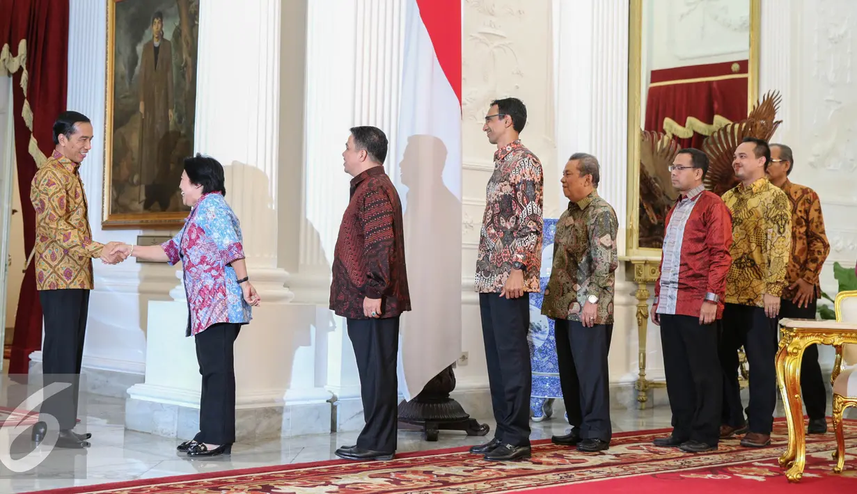 Presiden Jokowi (tengah) menyambut kedatangan Pansel Calon Anggota Komisi Yudisial, Jakarta, Rabu (3/9/2015). Kedatangan mereka terkait hasil seleksi calon anggota KY (Liputan6.com/Faizal Fanani)