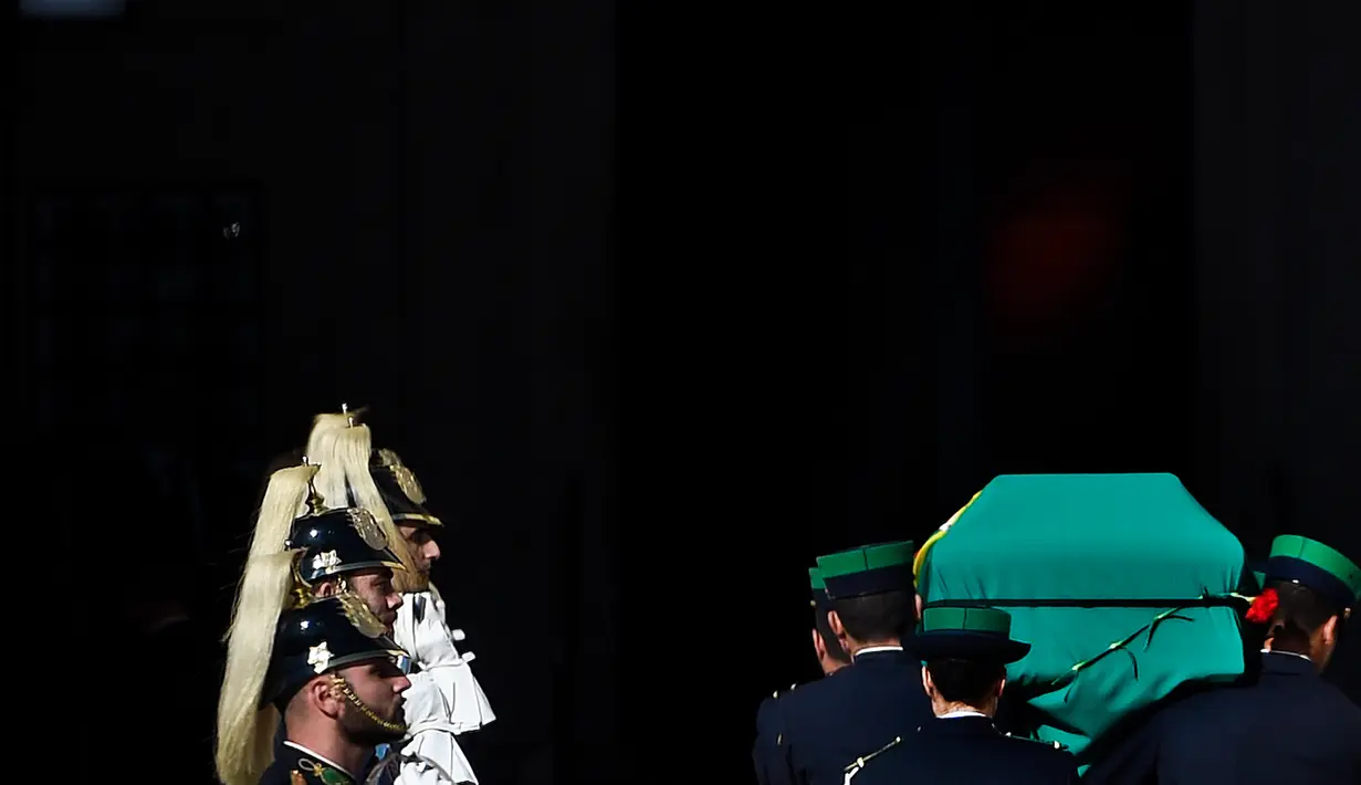 Petugas membawa peti mati jenazah mantan Presiden Portugal, Mario Soares sebelum upacara pemakaman di Lisbon, Portugal (9/1). Mario Soares merupakan Mantan presiden dan juga dikenal sebagai Bapak Demokrasi Modern Portugal. (AFP/Patricia De Melo Moreira)