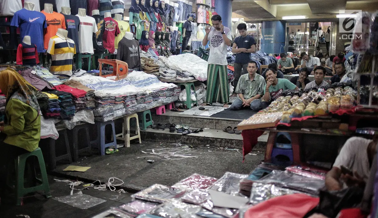 Jemaah menunggu pelaksanaa salat Jumat di Pasar Tanah Abang, Jakarta, Jumat (10/5/2019). Area masjid yang terbatas membuat jemaah harus mengisi selasar dan lorong di area pasar untuk menjalankan salat. (Liputan6.com/Faizal Fanani)