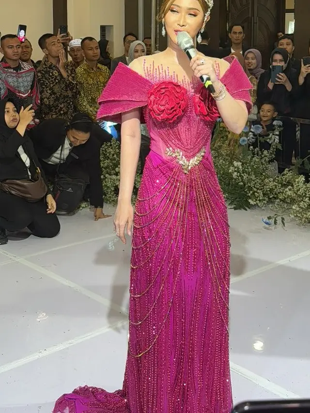 Potret Inul Daratista tampil di acara pernikahan anak Sultan Pamekasan Madura (Sumber: Instagram/inul.d)