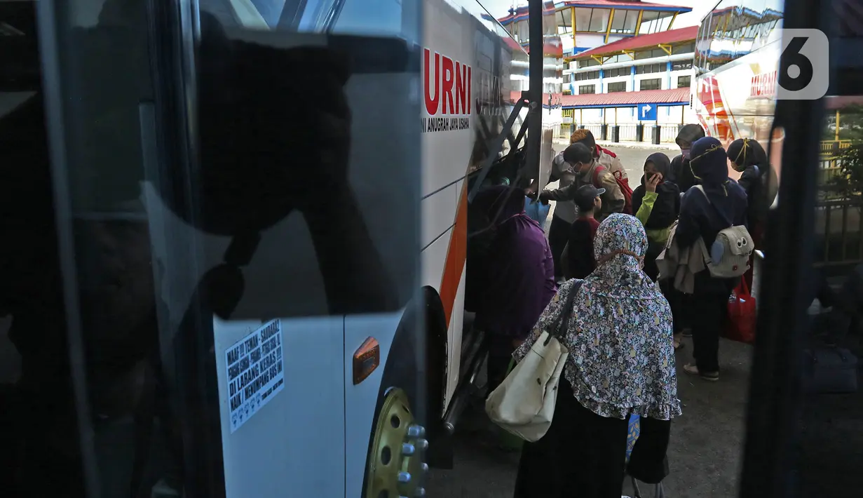 Calon penumpang bersiap menaiki bus di Terminal Jatijajar, Depok, Jawa Barat, Senin (6/7/2020). Terminal tipe A tersebut kembali mengoperasikan layanan bus Antar Kota Antar Provinsi (AKAP) dengan menerapkan protokol kesehatan. (Liputan6.com/Herman Zakharia)