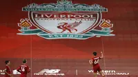 Bek Liverpool, Trent Alexander-Arnold, melakukan selebrasi usai membobol gawang Crystal Palace pada laga Premier League di Stadion Anfield, Rabu (24/6/2020). Liverpool menang dengan skor 4-0. (AP/Phil Noble)