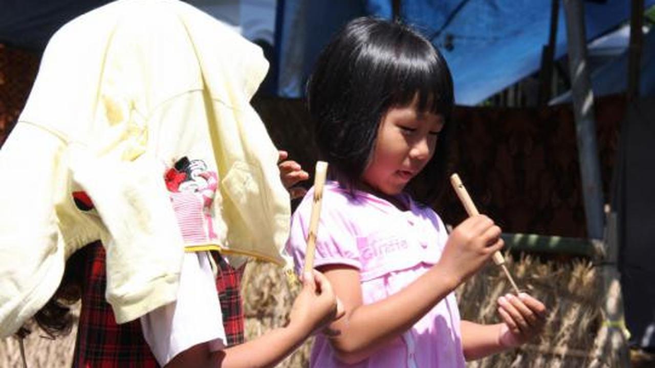 Mencoba mainan tempo doeloe di Festival Malang Kembali 2012