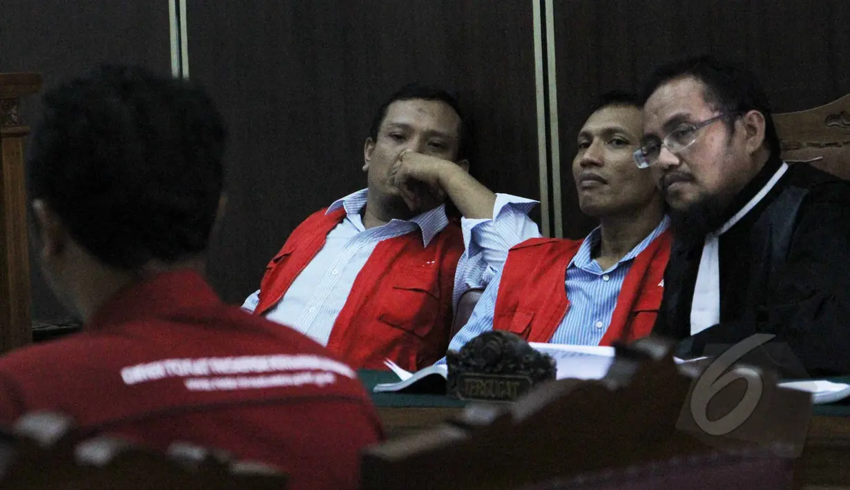Suasana sidang lanjutan kasus Trio Macan 2000 di Pengadilan Negeri Jakarta Selatan, Senin (11/5/2015).  Terdakwa Raden Nuh (tengah) dan Edi Syahputra (kiri) tampak memperhatikan keterangan saksi. (Liputan6.com/Helmi Afandi)