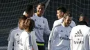 Penyerang Real Madrid berbincang dengan rekan - rekannya  saat sesi latihan jelang El Clasico melawan Barcelona, di Valdebeba, Spanyol, Jumat (20/11/2015). Pertandingan akan digelar pada 22 November mendatanng di Santiago Bernabeu. (REUTERS/Paul Hanna)