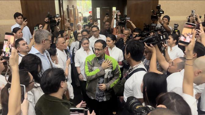 Bukan Rompi Tahanan, Nadiem Pakai Jaket Gojek Generasi Pertama di Sidang Pleidoi