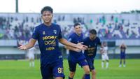 Pemain Persita Tangerang, Hokky Caraka, melakukan selebrasi setelah mencetak gol ke gawang Persik Kediri dalam laga lanjutan BRI Super League 2025/2026 di Stadion Indomilk Arena, Minggu (21/12/2025) sore WIB. (Bola.com/ M Iqbal Ichsan)
