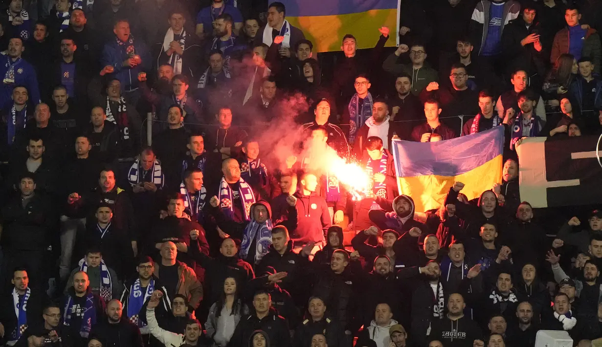 Meski mendapat dukungan penuh dari para fans di Maksimir Stadium dalam laga leg kedua play-off Liga Europa 2021/2022, tuan rumah Dinamo Zagreb harus tersingkir dari tamunya Sevilla dan gagal lolos ke babak 16 Besar meski menang 1-0. Di leg pertama Dinamo Zagreb kalah 1-3. (AP/Darko Bandic)